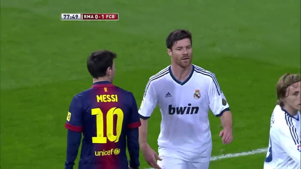 Golpecitos de Arbeloa y Alonso a Lionel Messi