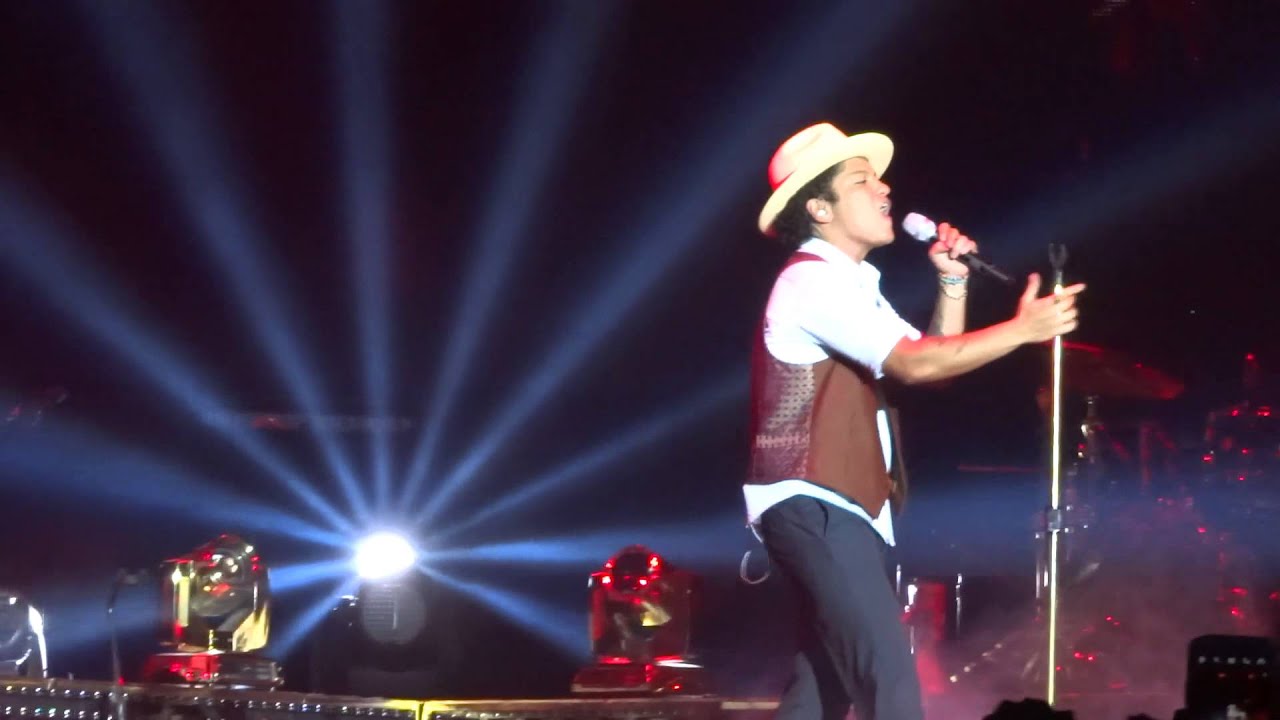 Bruno Mars - Moonshine - live Sheffield 12 october 2013 - HD