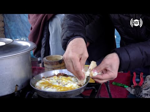 Cooking egg curry for breakfast in Chaman Hozori / پختن کرایی تخم مرغ برای چای صبح در چمن حضوری