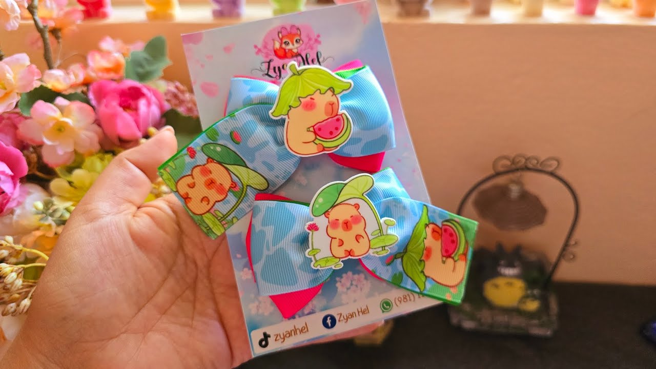 Moño cruzado con cinta prediseñada de 3.8cm de ancho. 