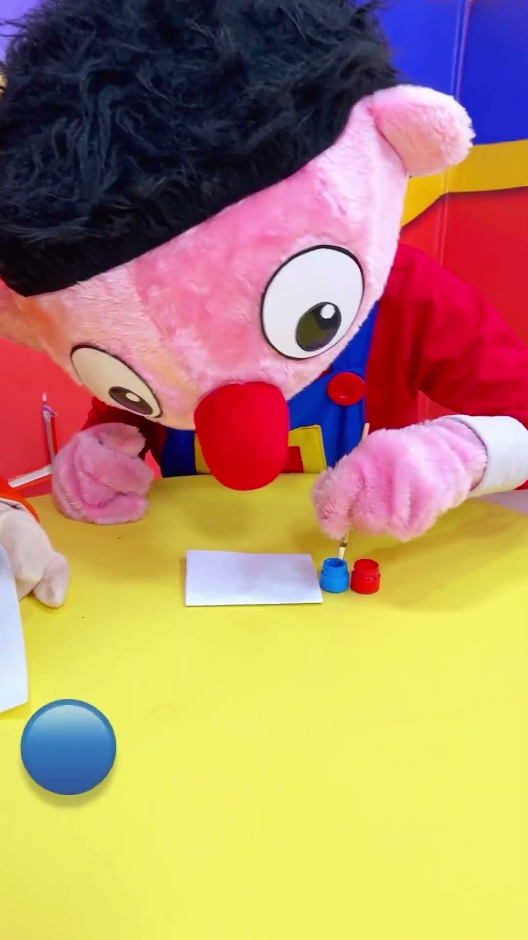 La mezcla del azul y el rojo se convierte en morado #belyybeto #youtubekids