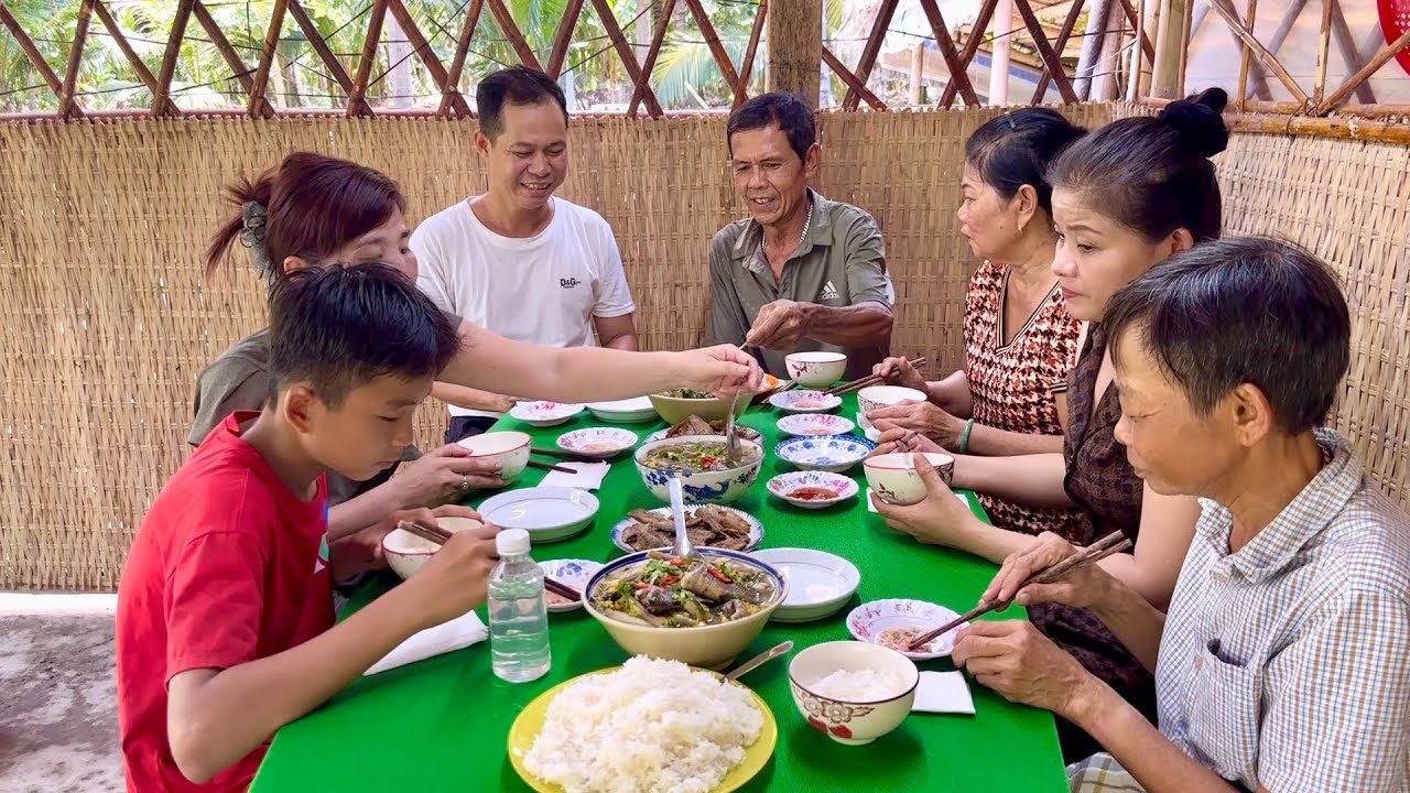 Canh Chua Cá rô đồng cá sặc chiên giòn thăm lợp trúng mánh sau cơn mưa lớn / at6n