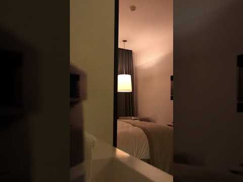 Vídeo que viralizou mostra modelo agredindo jogador em quarto de hotel