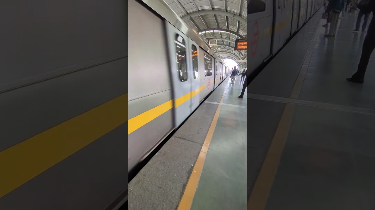 Delhi Metro Arrival | Delhi Metro 🚇 Station | Indian Public transport #shortsfeed
