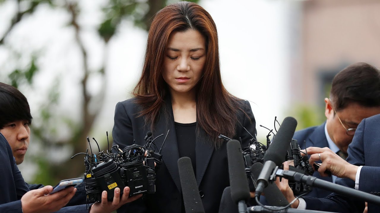 Faltering voice, head down, Korean Air daughter appears for police questioning