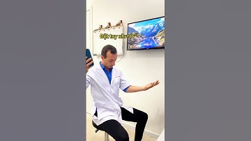 Bác sĩ Edouard hướng dẫn tư thế đúng khi dùng điện thoại.