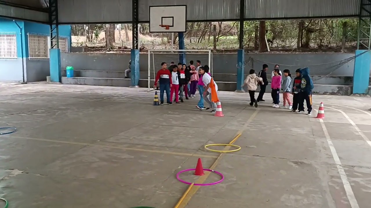 Brincadeiras e jogos: jogos de tabuleiro, jokem pô labirinto.