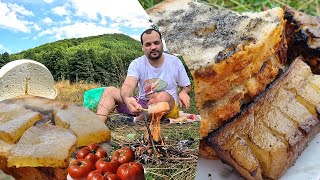 IN MIJLOCUL NATURII: SLANINA PICURATA PE PITA, SCOACA, CAS, TELEMEA, ROSII si APA DE IZVOR