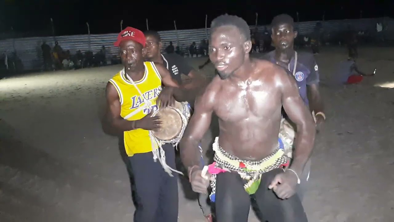 la lutte traditionnelle à Fasse Diahe avec le roi Pazero