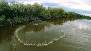 Ловля рыбы кастинговой сетью с лодки, улов как всегда радует.Рыбалка 2021.