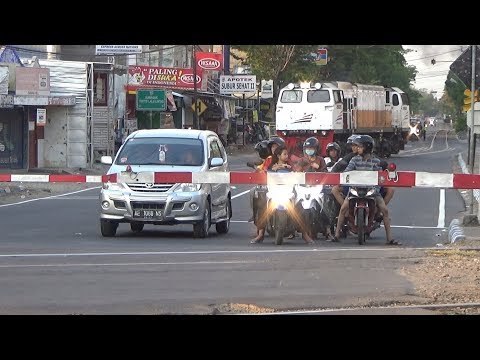 Kereta api Rapih Dhoho lewat perlintasan kereta api Won 