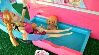 Gabriel y Anna Frozen van de Paseo junto a su familia en el Camper de Lujo Barbie!!! TotoyKids