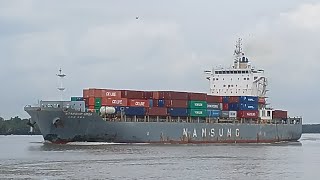 Container ships cope with heavy rain and strong winds!