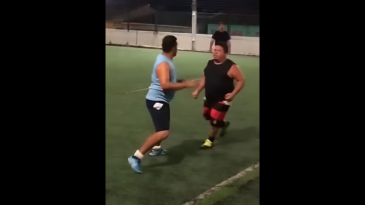 Quando o JOGADOR APANHA por que DRIBLA. 😱