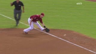 NYM@ARI: Three runs score on Goldschmidt error