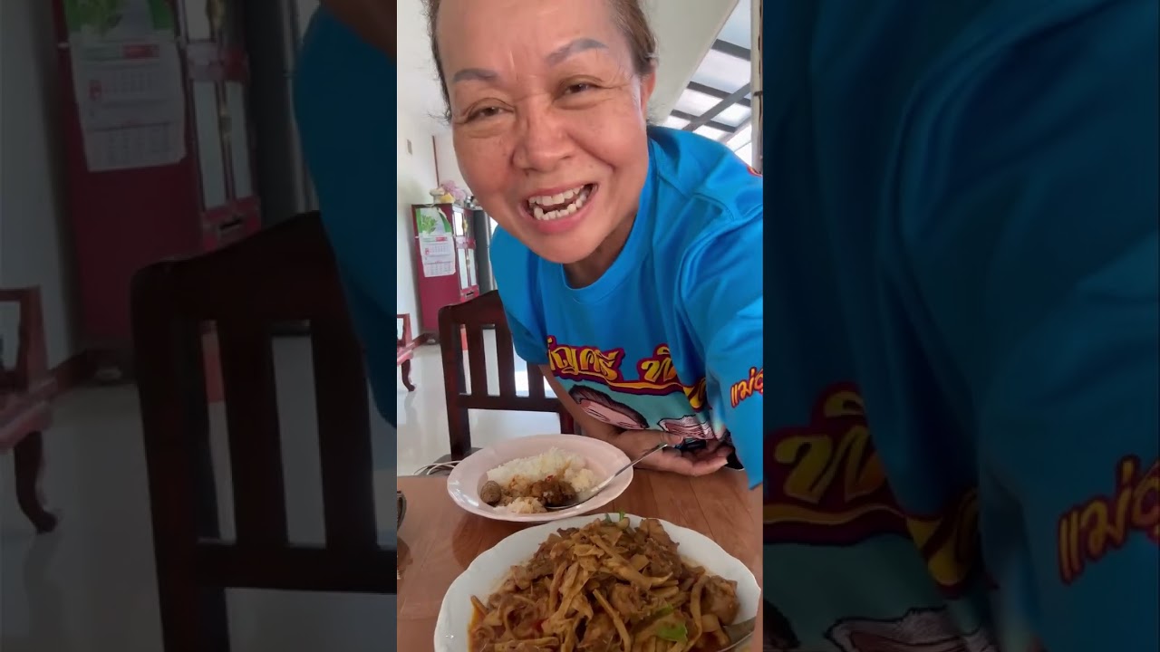 กินข้าวอยู่คนละม่องละบ่อนตามประสาชีวิตบ้าน #กินข้าว #กินไปคุยไป #แซ่บๆ #ชีวิตบ้านๆ 