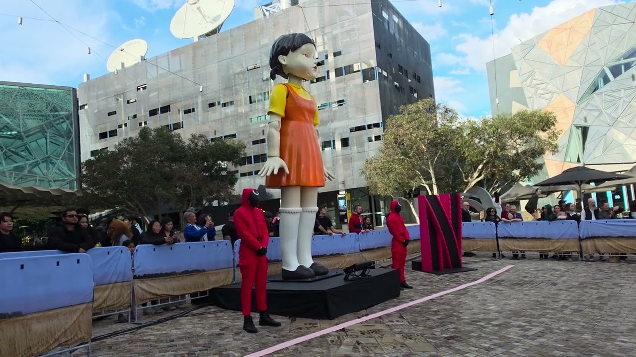 Игра «Кальмар» оживает на площади Федерации в Мельбурне! | Красный свет, зелёный свет