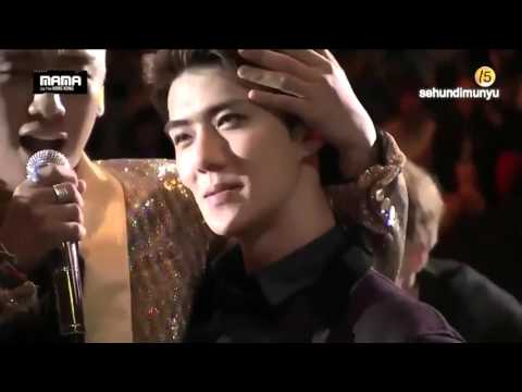 2015 MAMA - Bigbang Seungri sat's on EXO Sehun's Lap