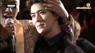2015 MAMA - Bigbang Seungri sat's on EXO Sehun's Lap