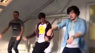 Liam, Harry, and Louis thrusting in rehearsals