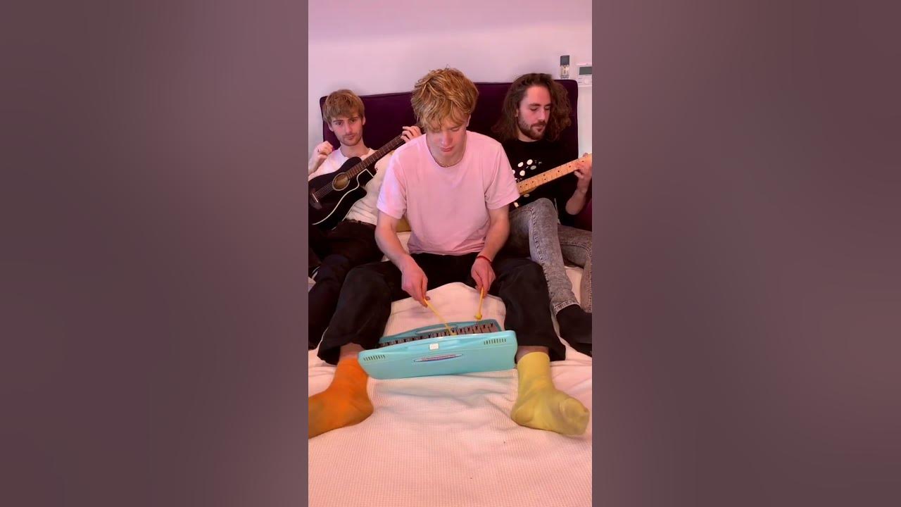 Thunderstruck but make it a lullaby #acdc #thunderstruck #bedtime #bedcovers #cover #rockmusic