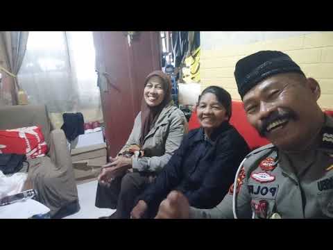 POLISI MEMBANTU WARGA /NENEK NENEK