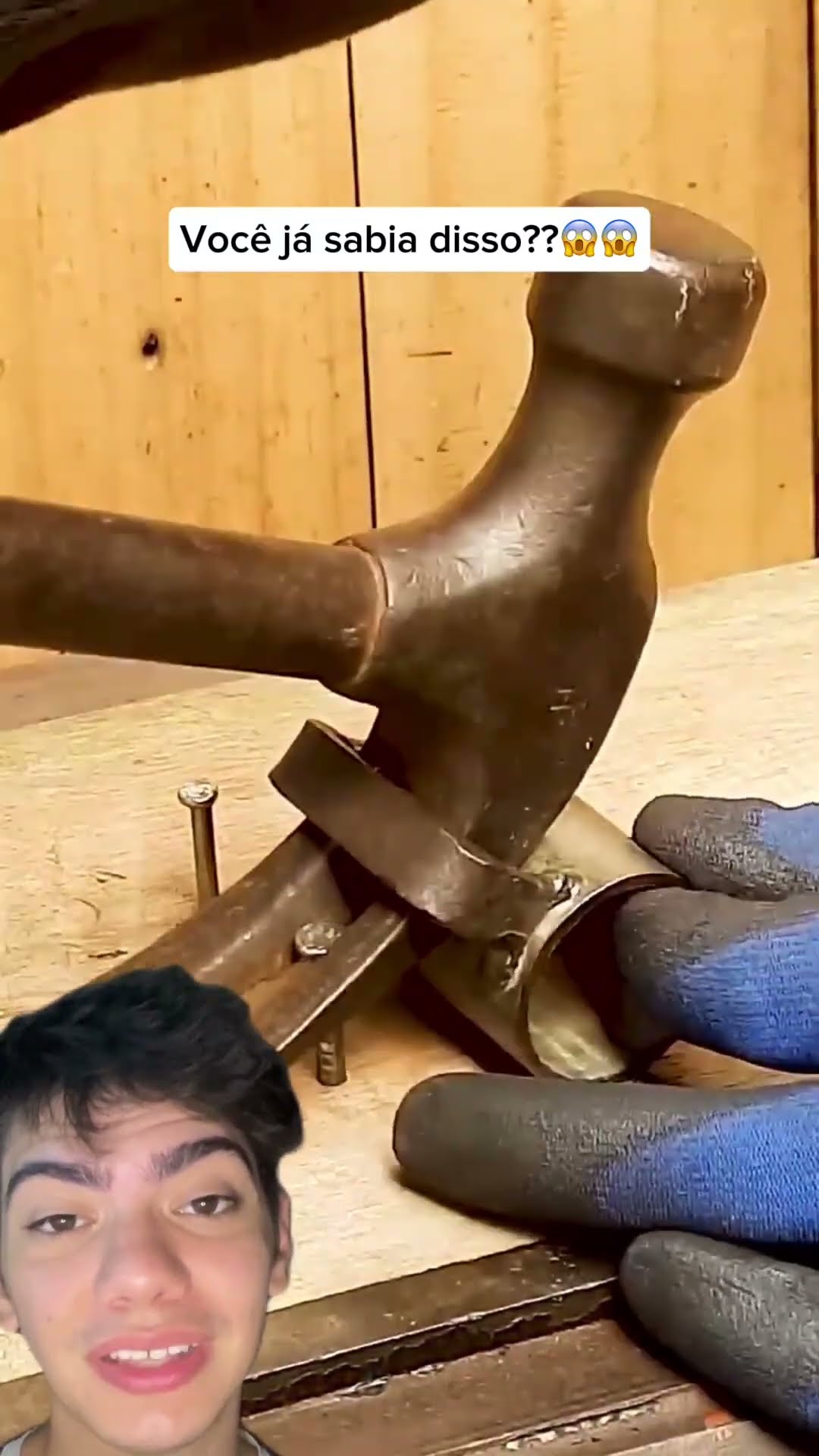 Tire pregos sem estragar a madeira! ??️ Um martelo e duas peças de metal fazem mágica!