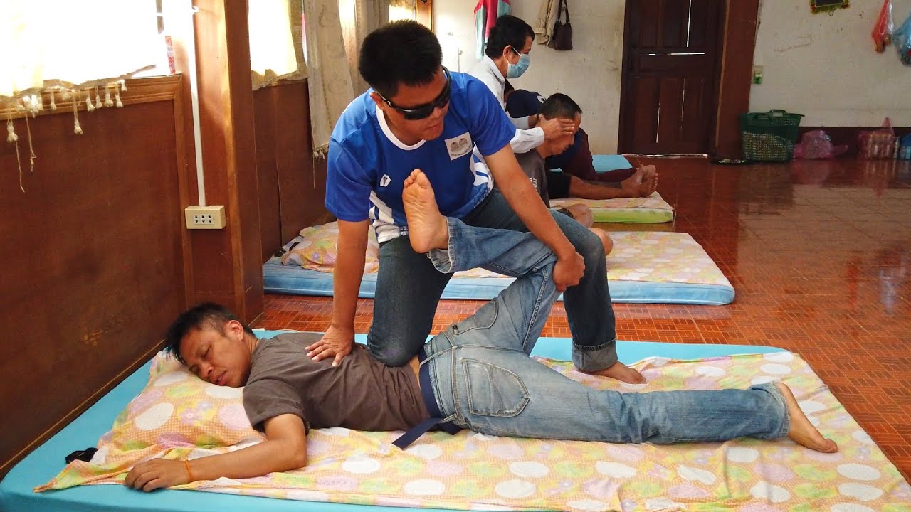 Amazing Blind MASSAGE THERAPIST Give Incredible Stress Relieving