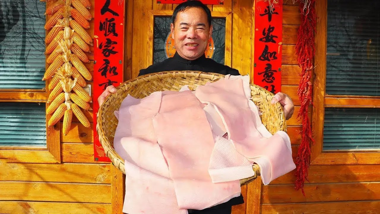 Свиная шкура взорвалась в горячем песке и камнях! А затем превратилась в безумно вкусное жаркое!