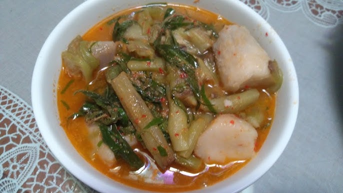 Sayur Keladi tradisional dengan kuah santan kental dan potongan batang keladi yang empuk, disajikan hangat