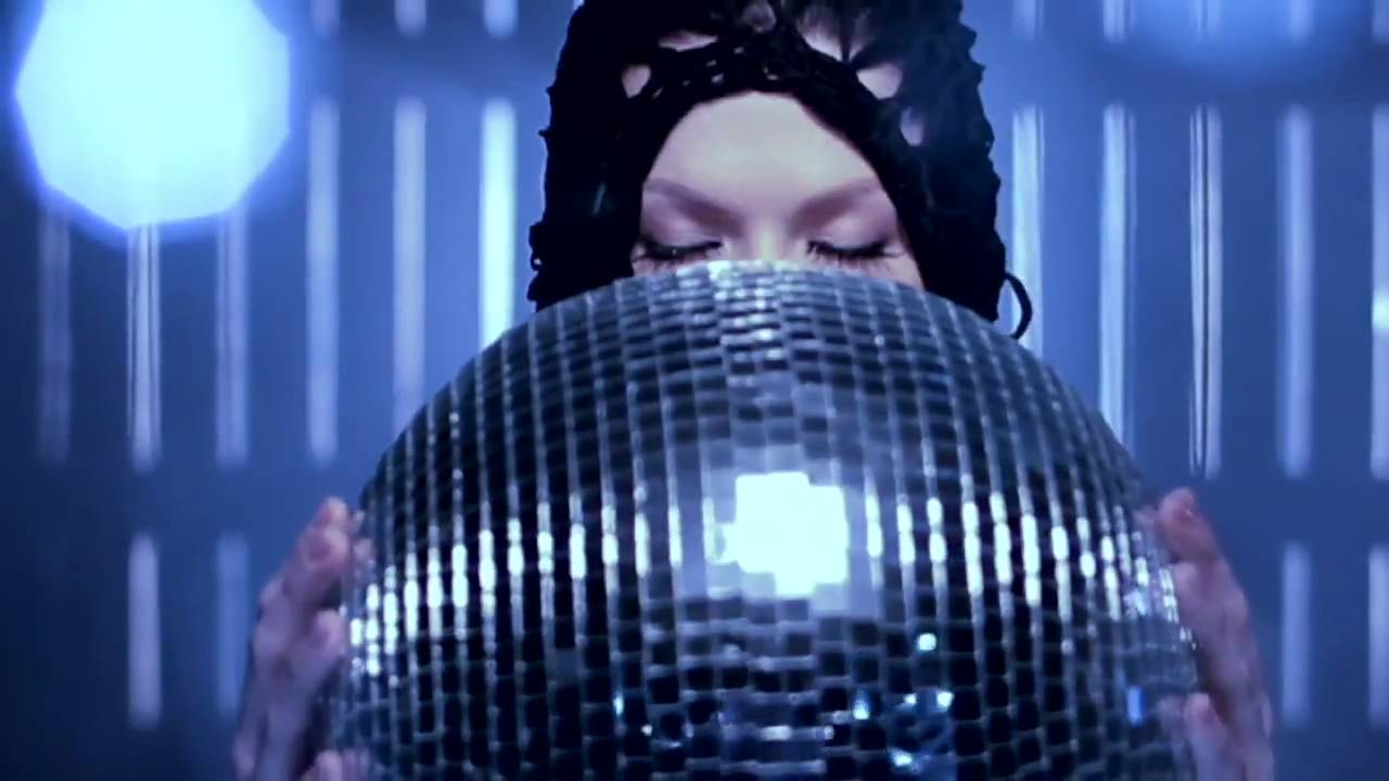 Sleduj Jenni Vartiainen - En haluu kuolla tänä yönä (virallinen musiikkivideo HD) na YouTube Sleduj Jenni Vartiainen - En haluu kuolla tänä yönä (virallinen musiikkivideo HD) na YouTube