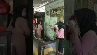 Üniversiteli Kızlar, Seyyar Satıcıdan Yemek Alıyor