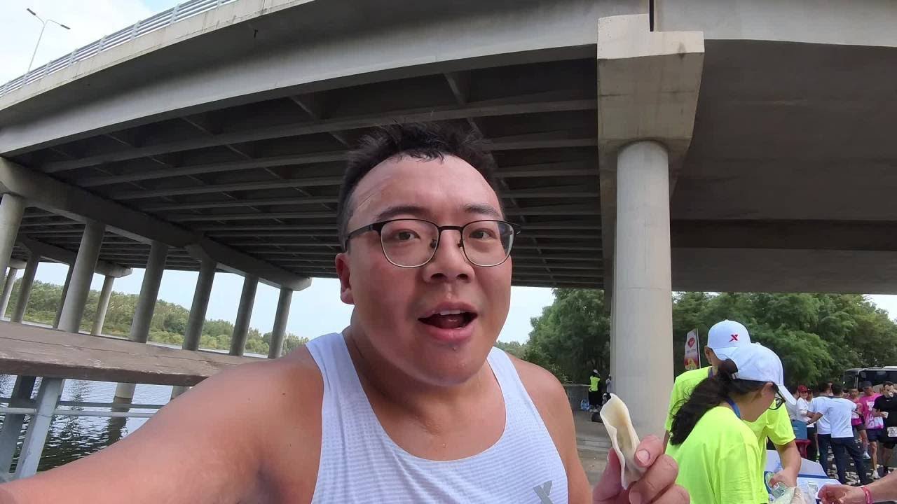 沈阳马拉松跑崩了，天气预报不诚信，吃几个酱辣蟹压压惊 来沈阳参加马拉松，按照之前的计划，打算好好跑个成绩， 天气预报也说阴天有雨，本来是个很好的因素。 结果比赛当天，一起跑就全程暴晒高温。 最终没能按