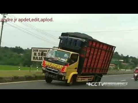  Truk ayam  oleng parah banya sampe ngangkat di jalan lurus 