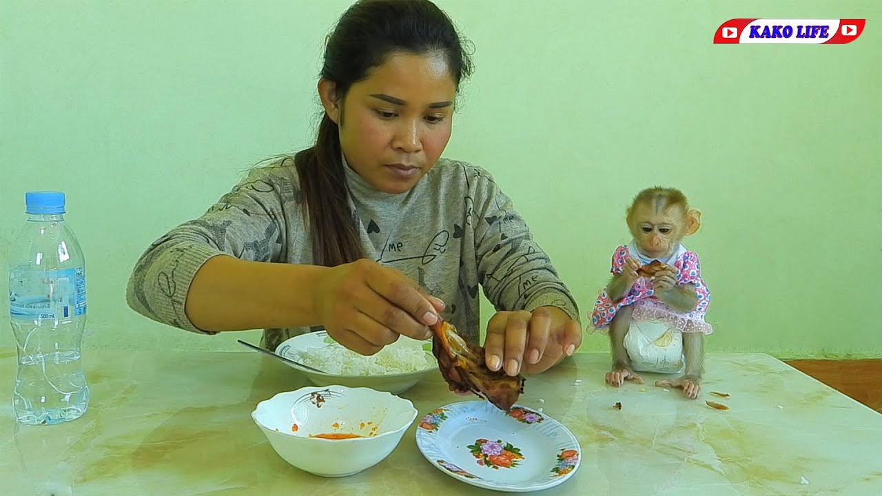 Smart Tiny Lisa Joining Lunch With Mom