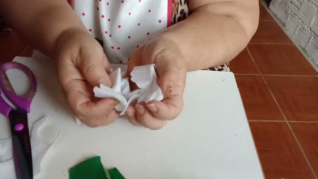 Hoje aulinha  super especial  flor de feltro 