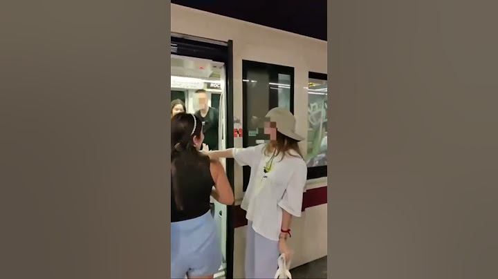 Becco borseggiatrice mentre infila la mano nella borsa di una turista #metro #furto #borseggiatori