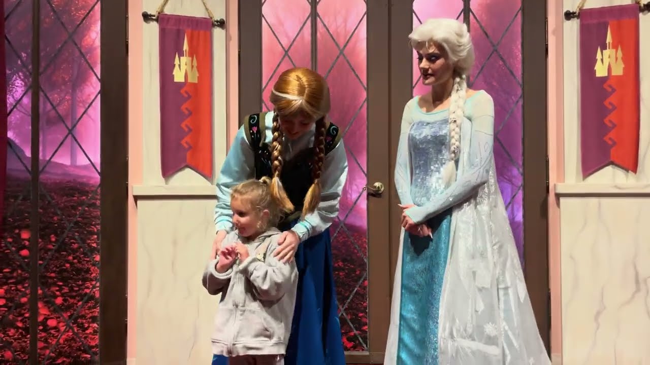Anna & Elsa Character Close-Up @ Disney California Adventure Park