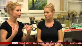 Fabrizius2 - Identical twin artists who paint together without talking - BBC World News