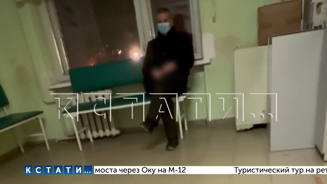 Эксгибиционист дрочит в машине