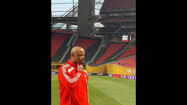 Vincent Kompany checking the pitch for the game vs PSG | Bayern on the FIFA Club World Cup 2025
