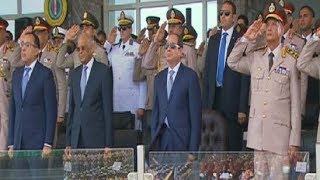 الرئيس السيسي يقف تحية لسلام الشهيد خلال حفل تخرج الدفعة الـ 156