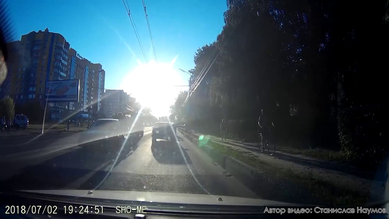 Машина упала с паркинга