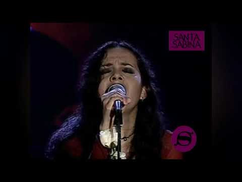 Watch the video for Labios mojados