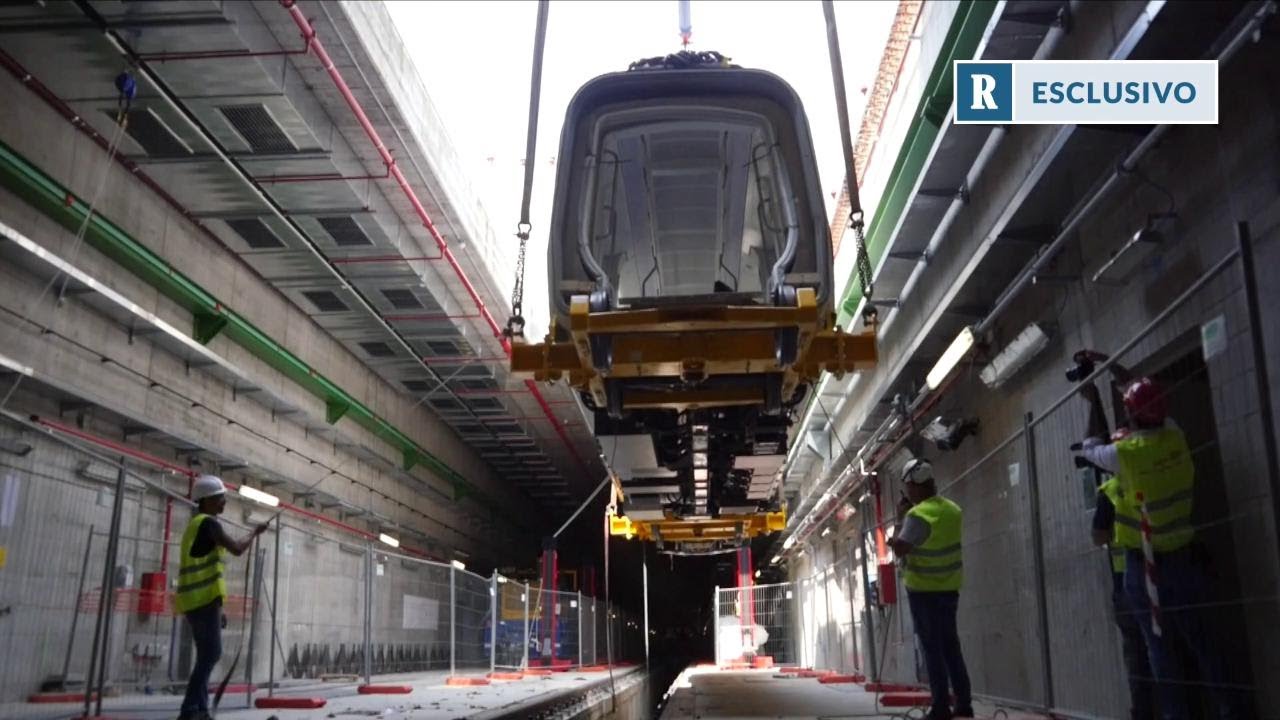 La gru posa in galleria il primo vagone della M4 di Milano: 