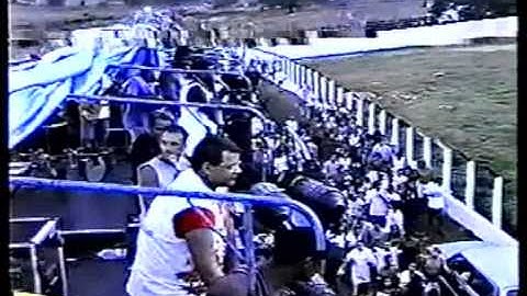 trio e banda valneijos nunca vi tanta gente na frente e a atraz do trio porra