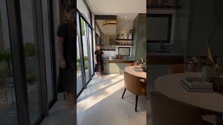 Desain dapur rumah minimalis modern lebar 6 open space ruang tamu ada kulkas tersembunyinya guys 😍