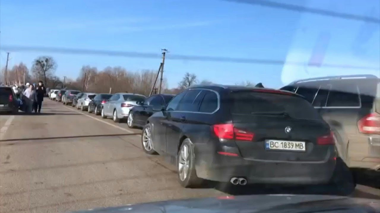 Long queues form as people try to cross Ukraine border into Poland | AFP