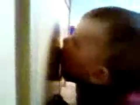 Baby saugt an falschem Nippel Super Lustig
