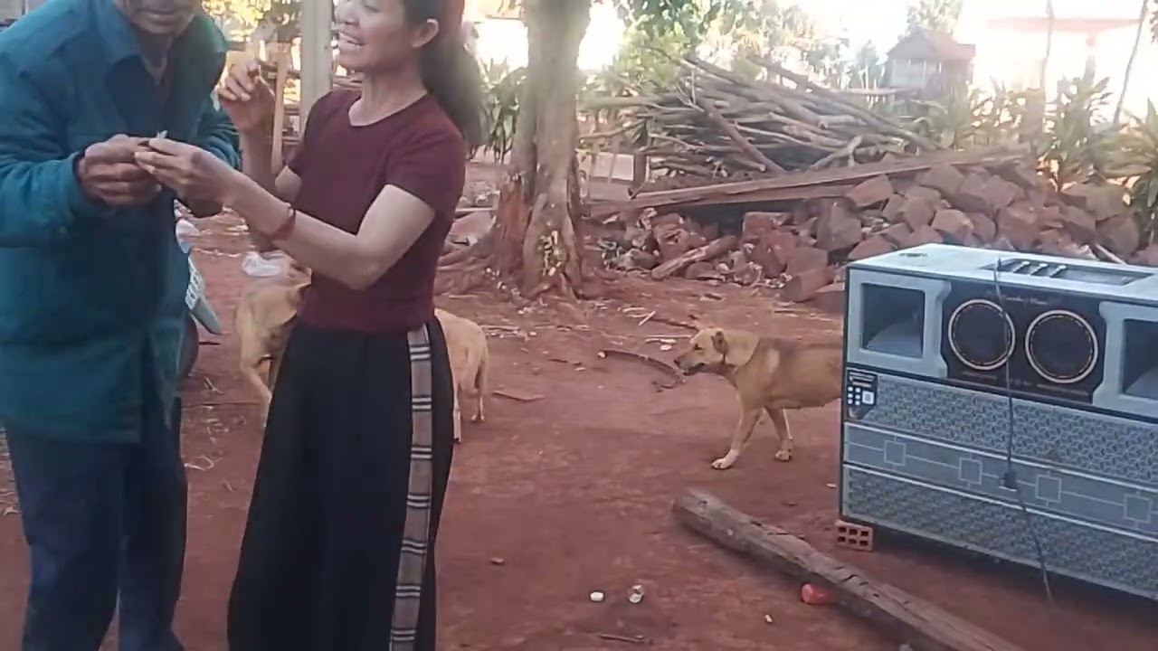 Et  klok ăn mon qua 